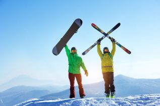 Snowboarder und Skiläufer